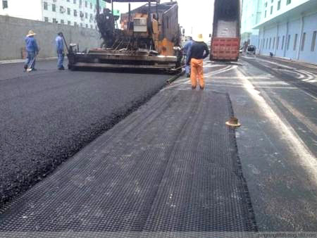 中鐵十九局大同城區(qū)玻纖格柵施工