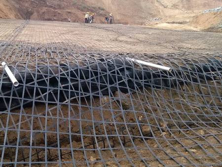 中鐵十八局大張高速路基鋪設(shè)鋼塑格柵