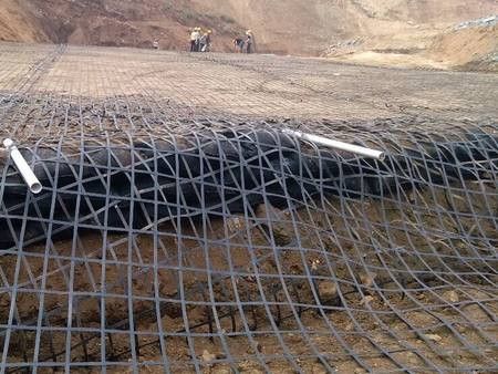 中鐵十八局大張高速路基鋪設(shè)鋼塑格柵